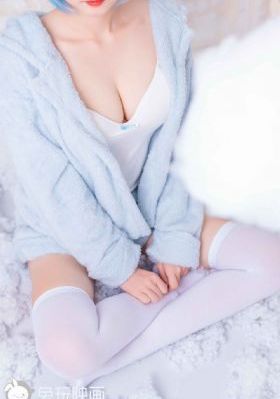 关秀媚三级露全乳视频在